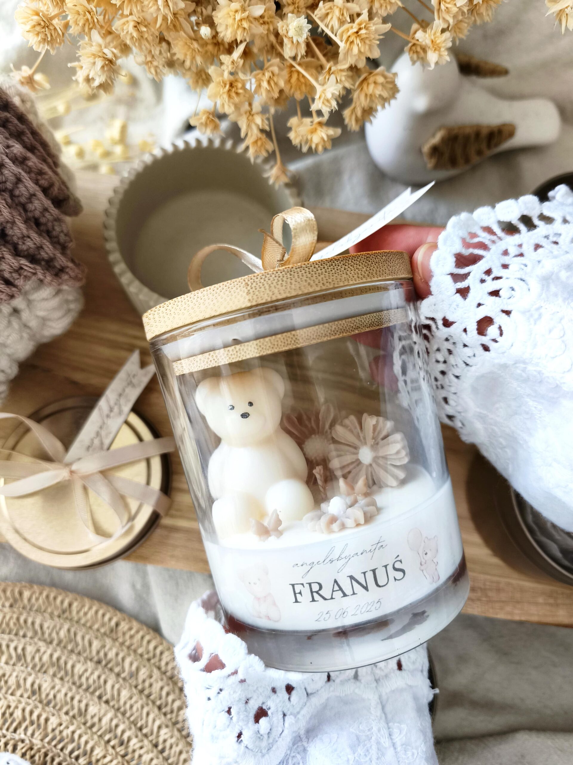 Świeca sojowa z misiem i kwiatami w szkle na prezent