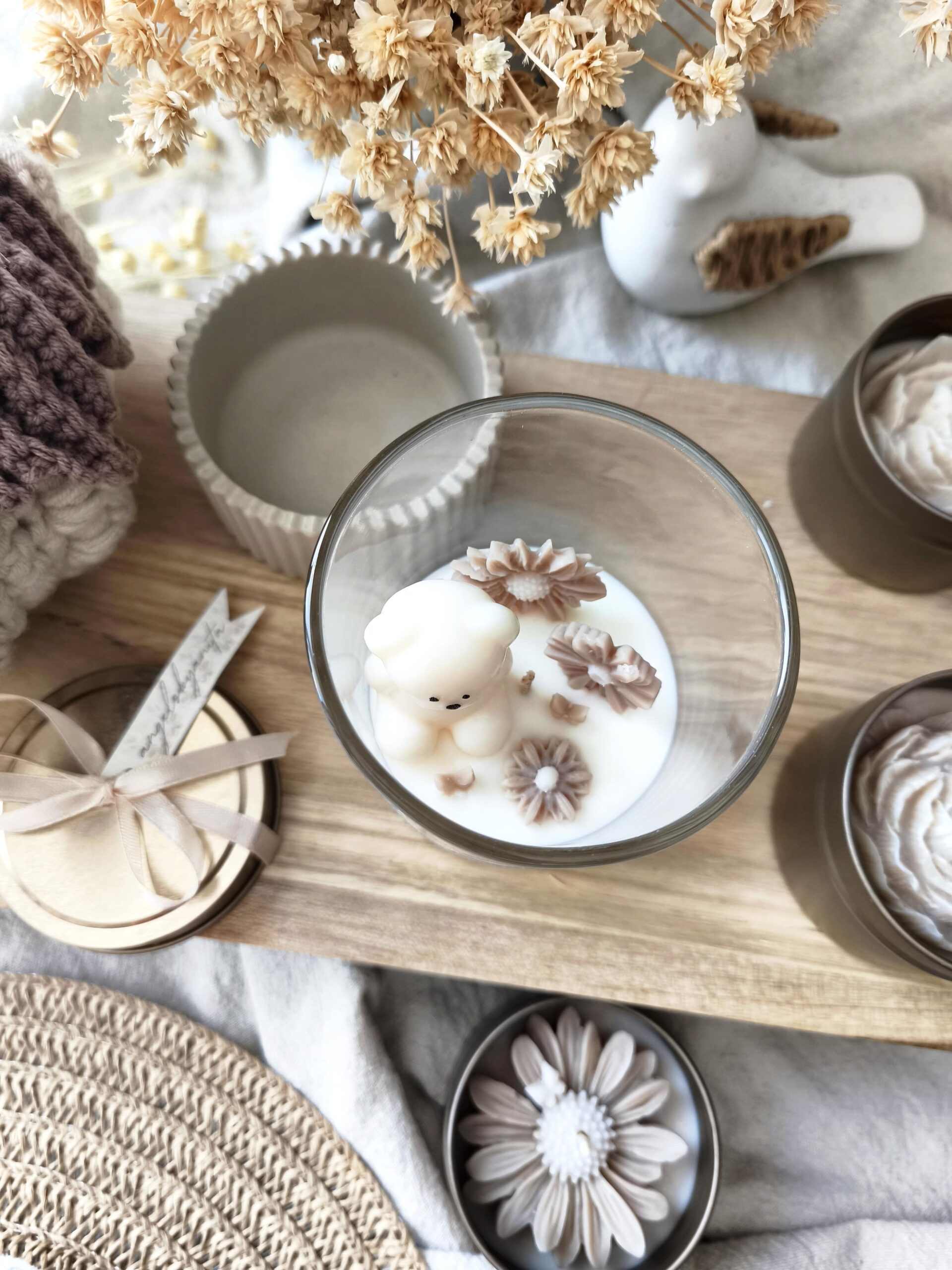 Świeca sojowa Beżowy miś w ogrodzie - obrazek 2