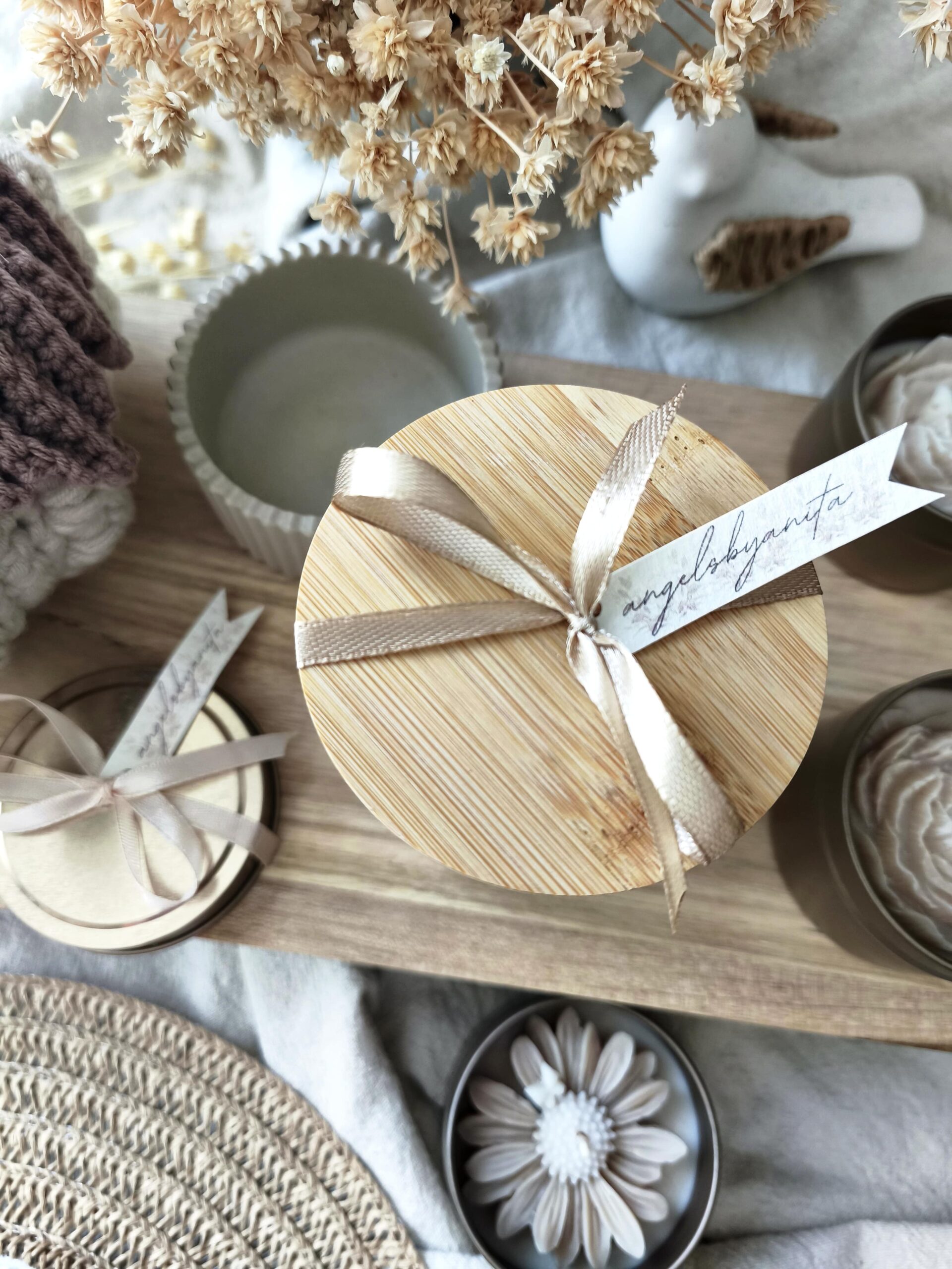 Świeca sojowa Beżowy miś w ogrodzie - obrazek 3