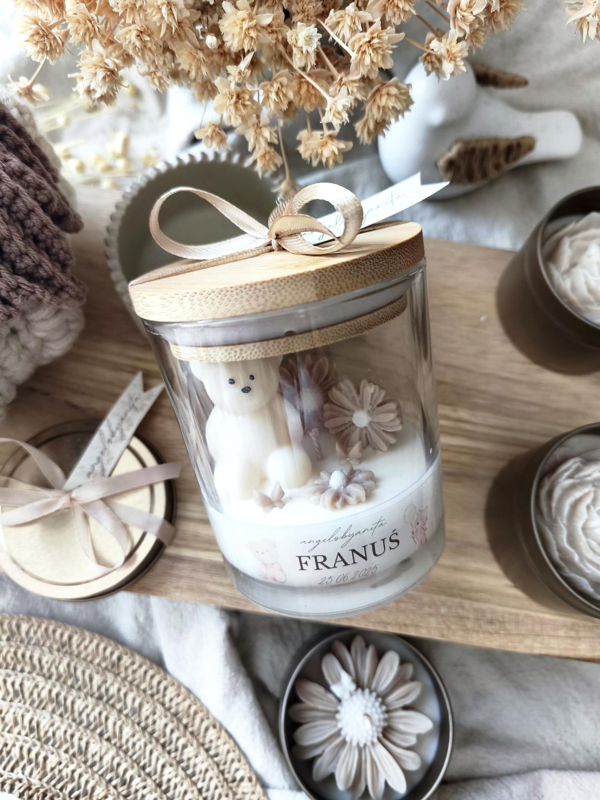 Świeca sojowa Beżowy miś w ogrodzie - obrazek 4