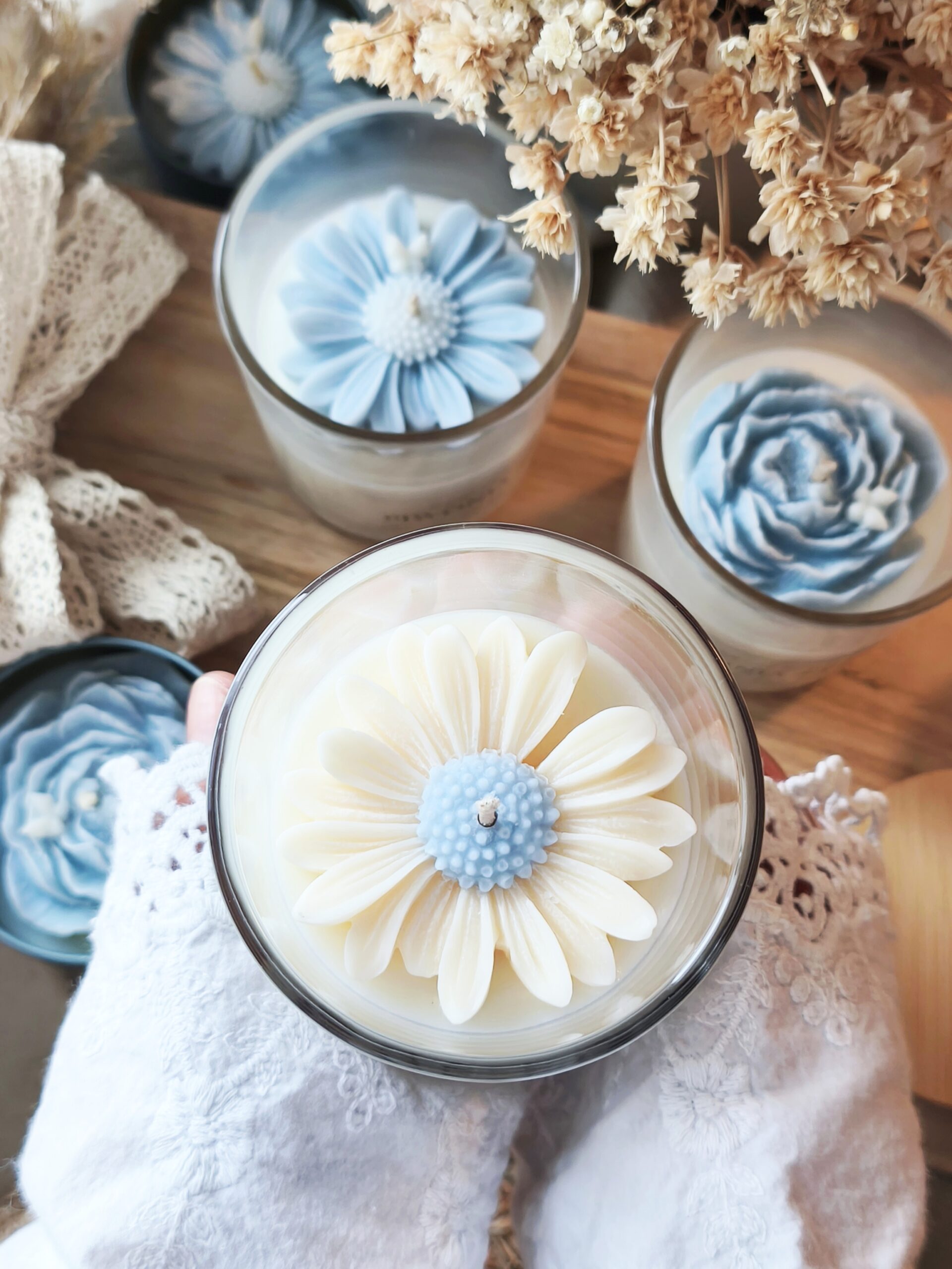 Świeca sojowa Stokrotka z niebieskim akcentem - obrazek 2