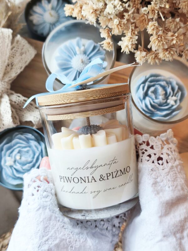 Świeca sojowa stokrotka w satynowym szkle na prezent