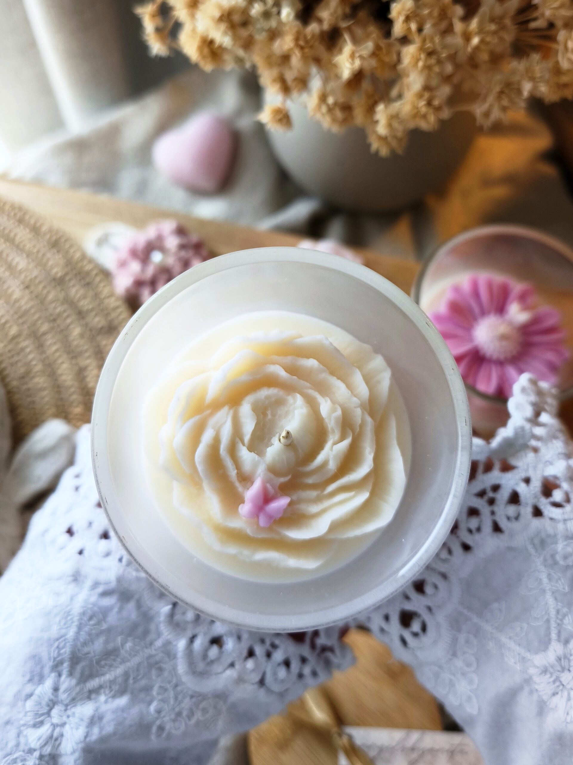 Świeca sojowa z motylem i piwonią w satynowym szkle