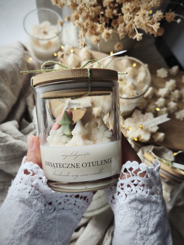 Świąteczna świeca sojowa w szkle z zimowym lasem