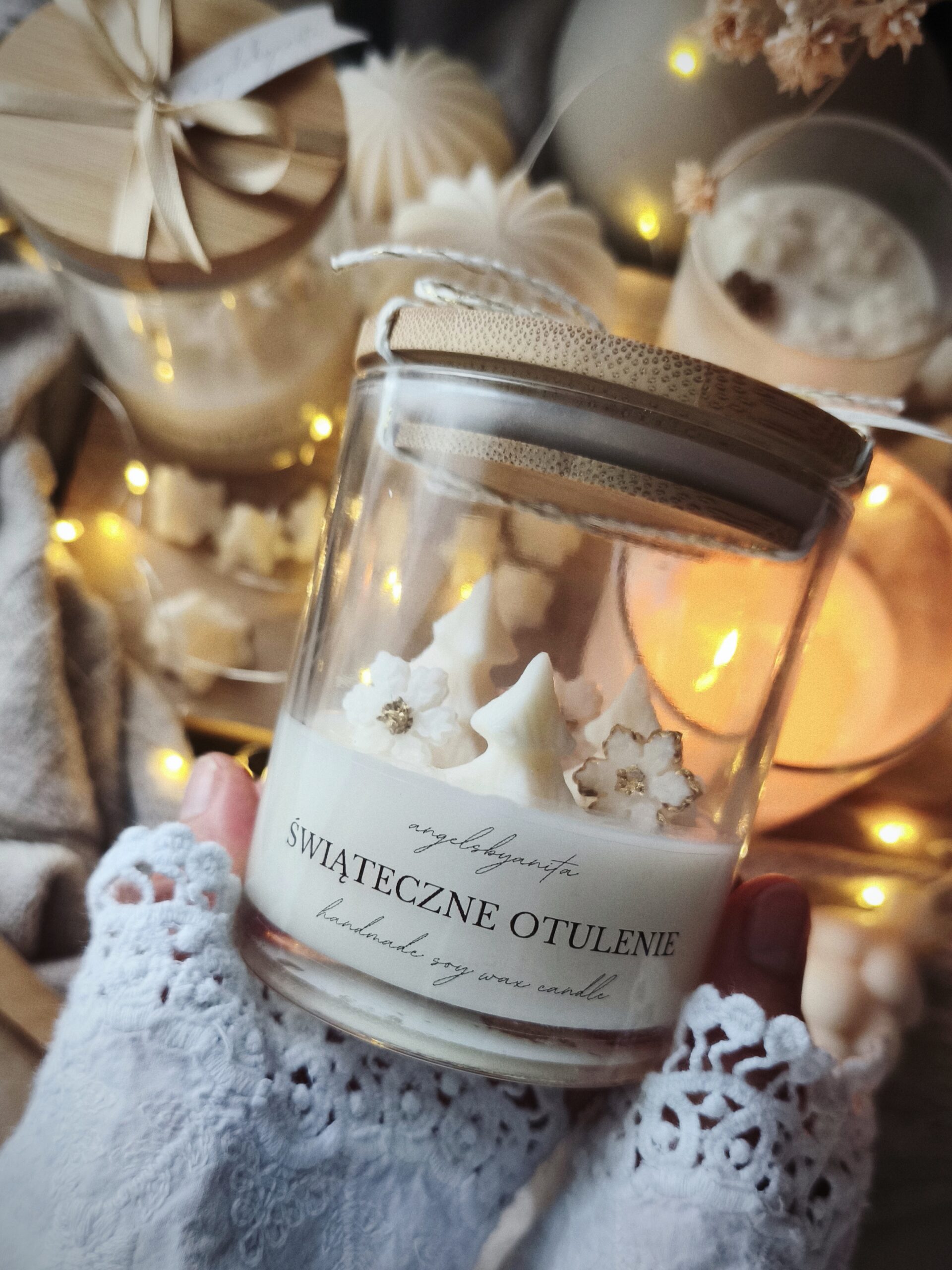 Świeca sojowa z motywem lasu i choinkami w szkle