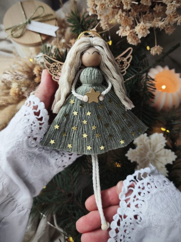 Aniołek bożonarodzeniowy oliwkowy z makramy na choinkę