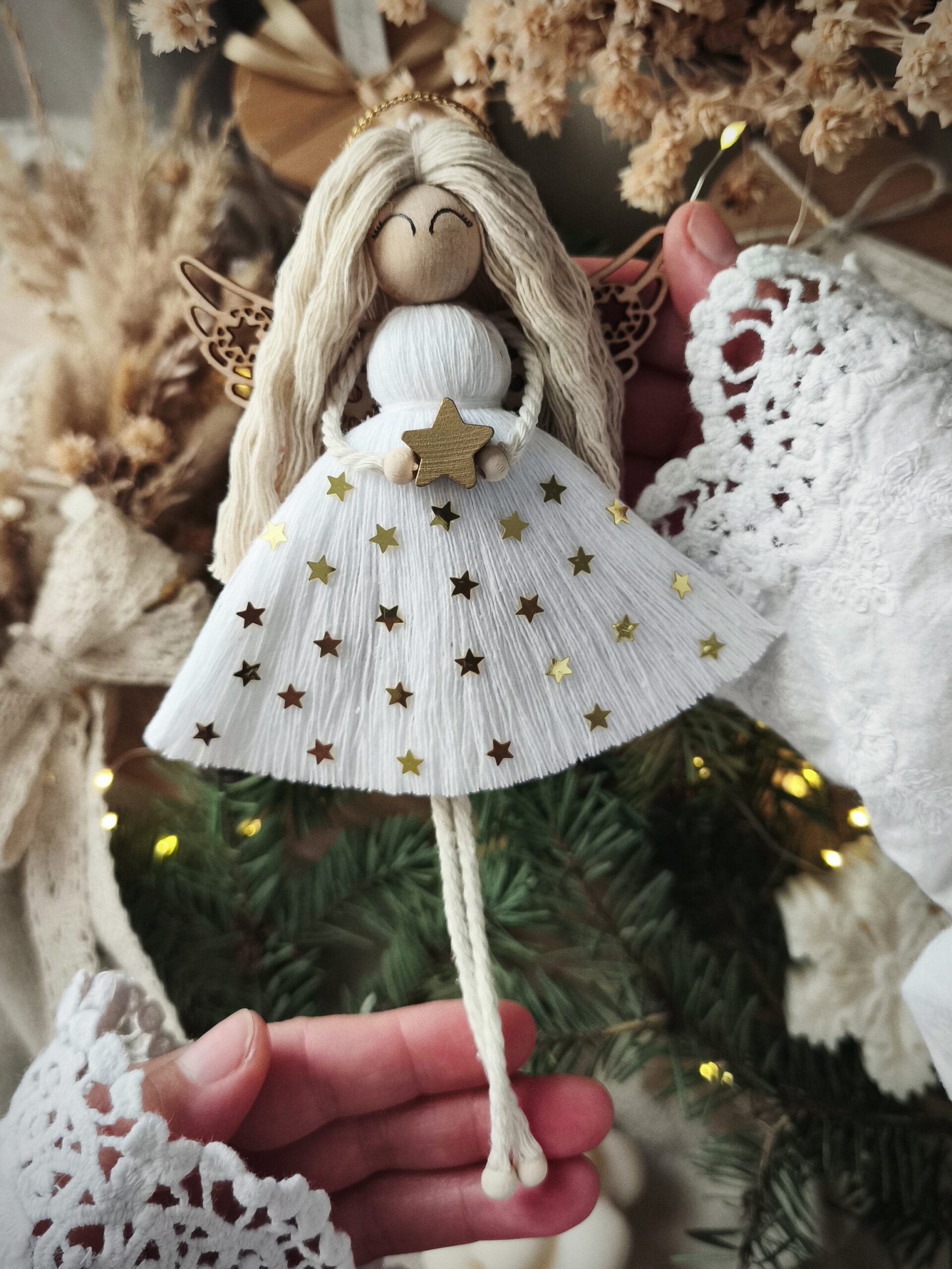 Aniołek bożonarodzeniowy biały z makramy na choinkę