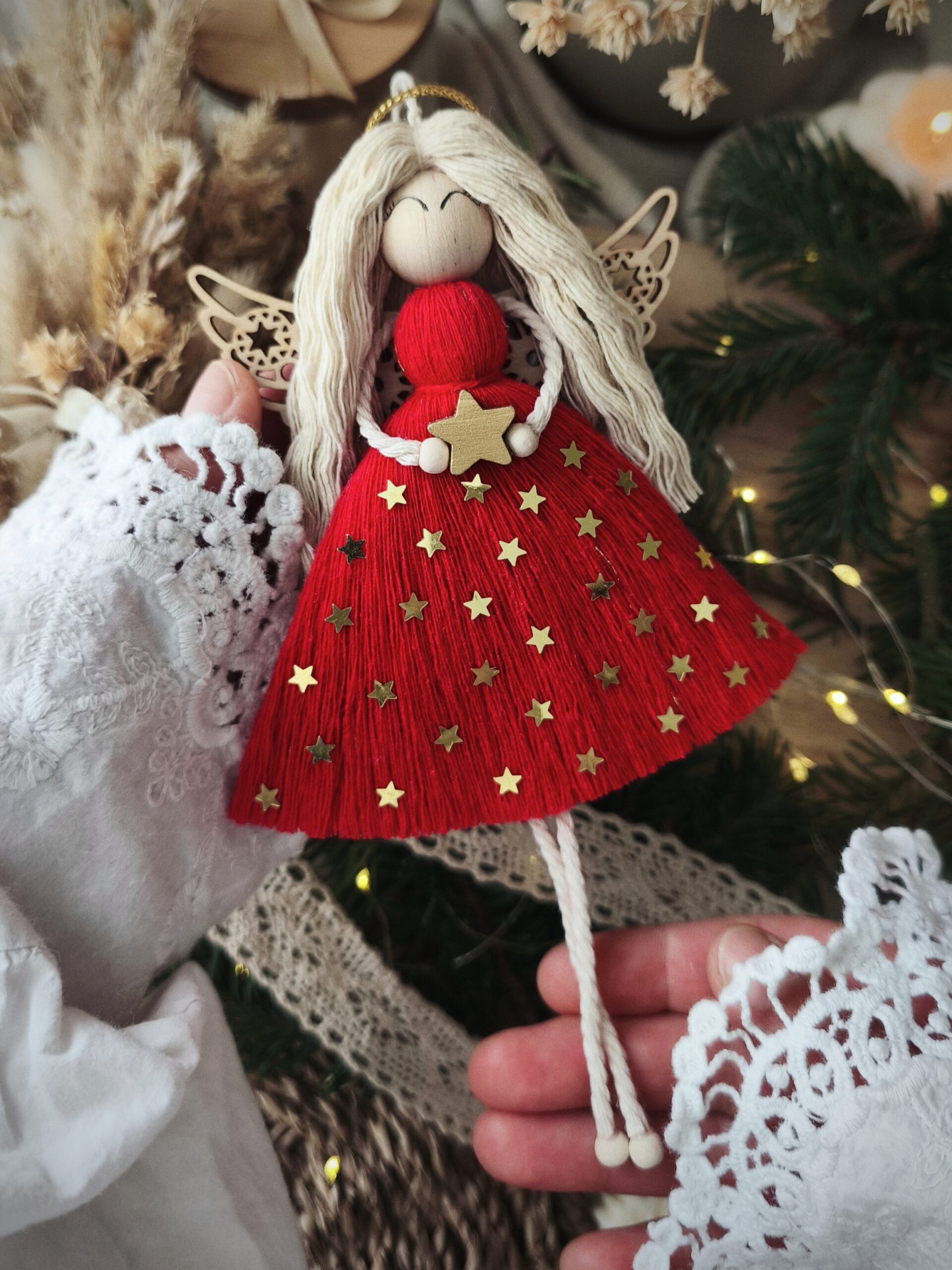 Aniołek bożonarodzeniowy czerwony z makramy na choinkę