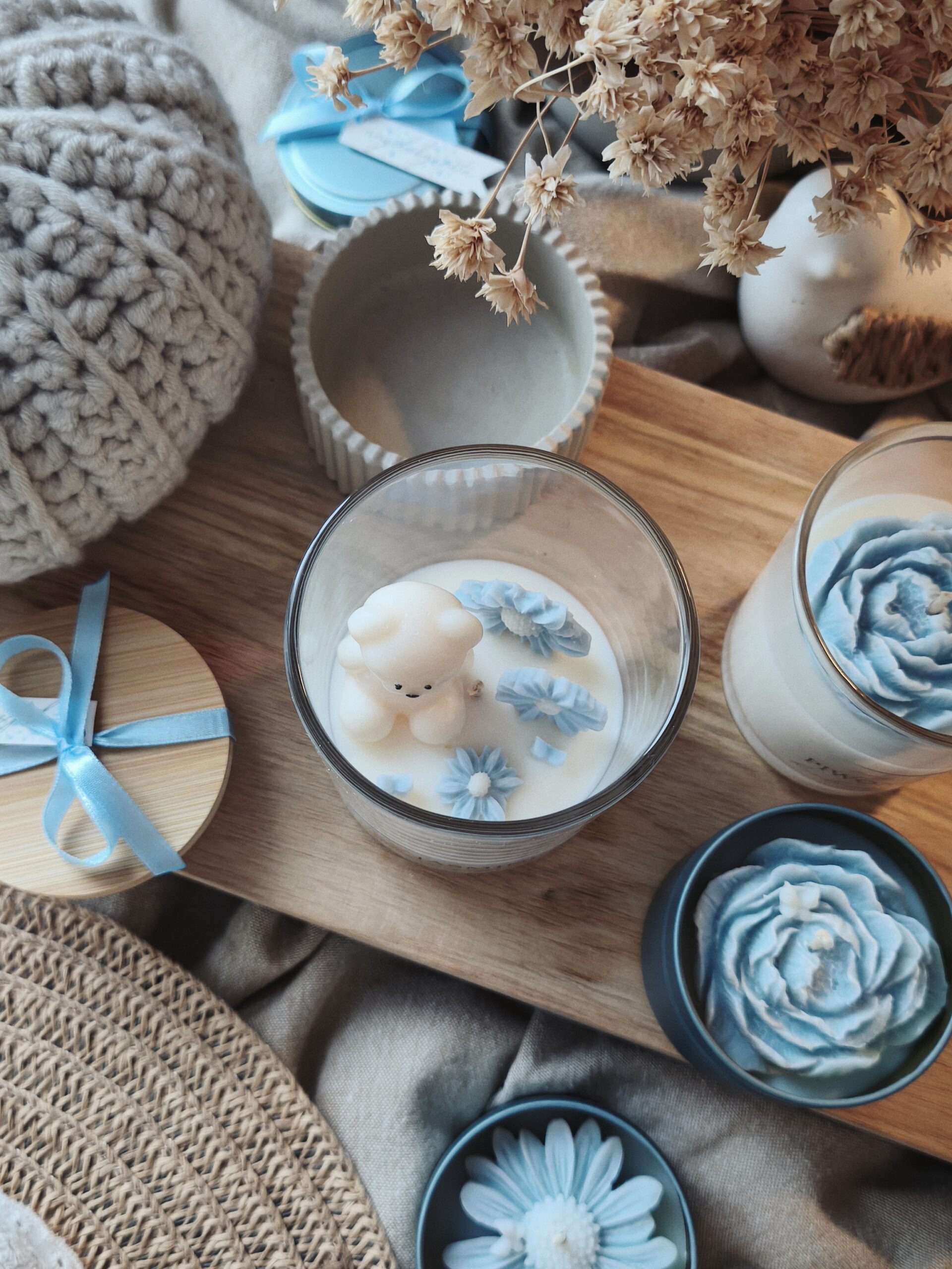 Świeca sojowa „Niebieski miś w ogrodzie” - obrazek 2