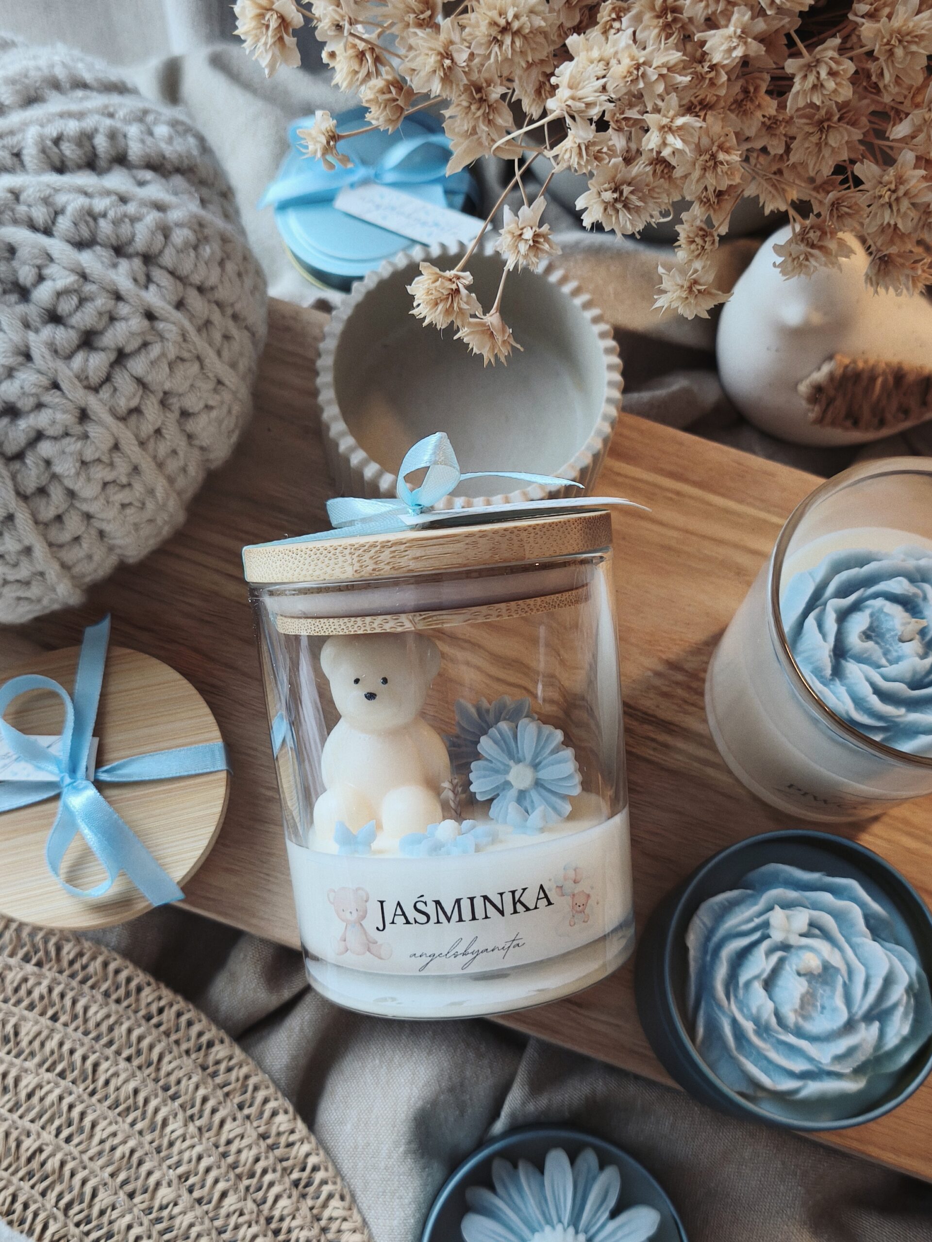 Świeca sojowa „Niebieski miś w ogrodzie” - obrazek 3