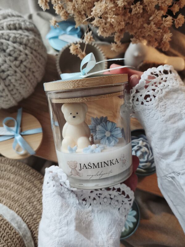 Świeca sojowa z niebieskim misiem i kwiatami na prezent