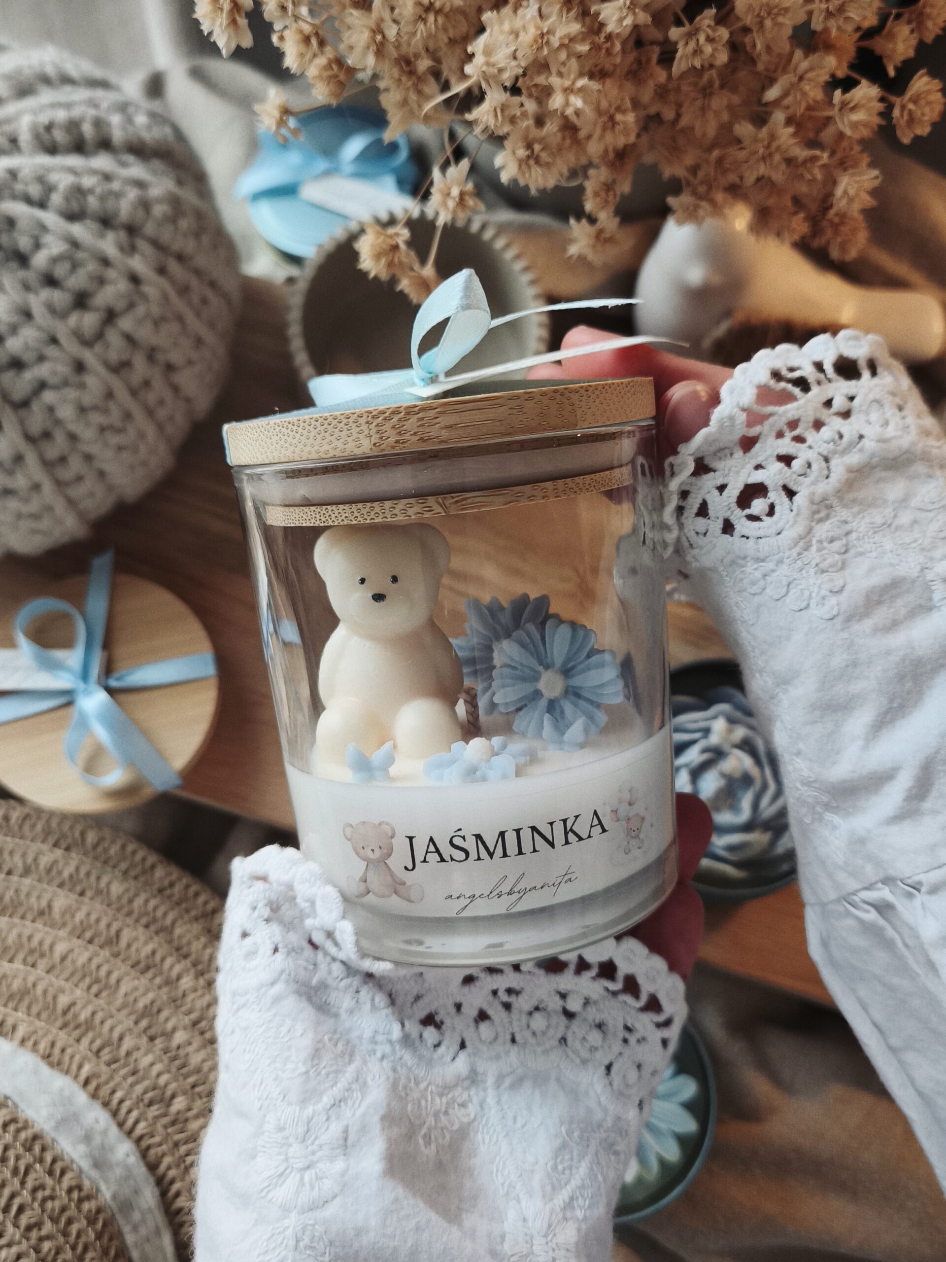 Świeca sojowa z niebieskim misiem i kwiatami na prezent