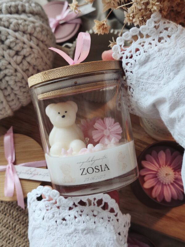 Świeca sojowa z różowym misiem i kwiatami na prezent