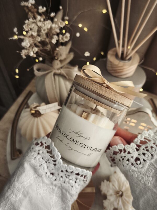 Świeca sojowa z gwiazdą betlejemską i złotymi akcentami w szkle