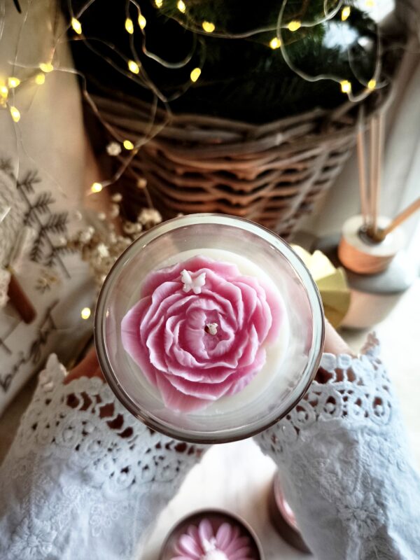 Ręcznie wykonana świeca sojowa z woskową różową piwonią i motylem w szklanym naczyniu