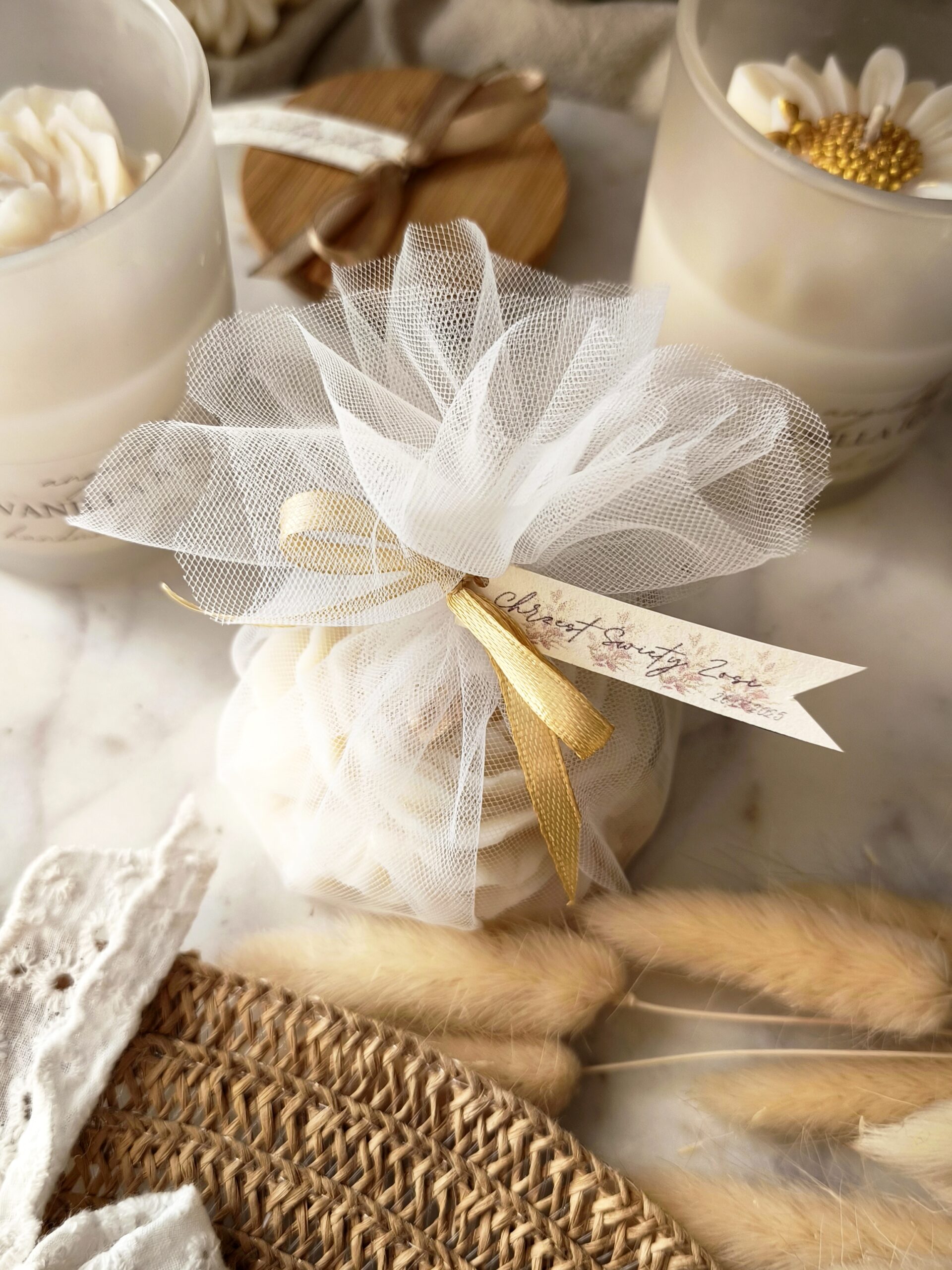 Wolnostojąca świeca sojowa w kształcie kwiatu piwonii w kolorze kremowym