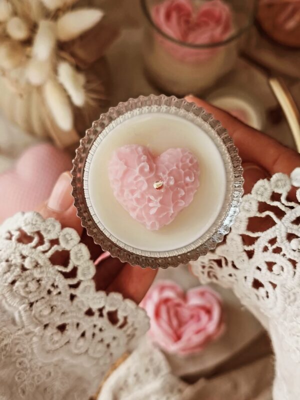 Mała świeca walentynkowa w szkle z woskowym serduszkiem i kokardką