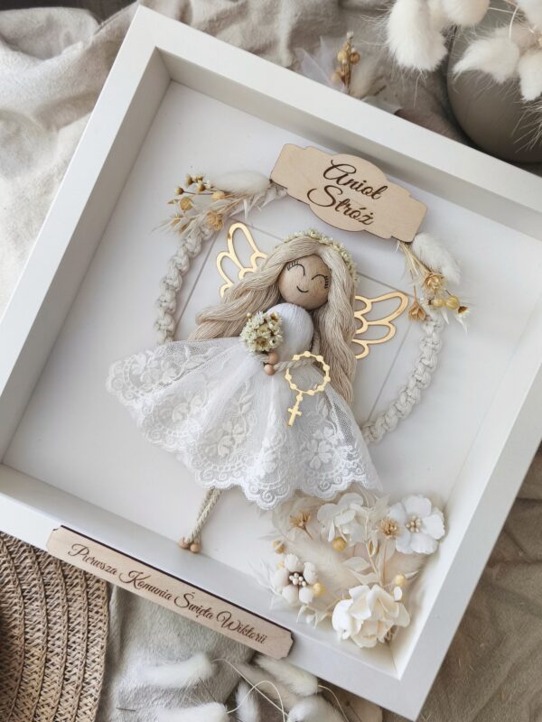 Anioł Stróż w gablocie dla dziewczynki na obręczy