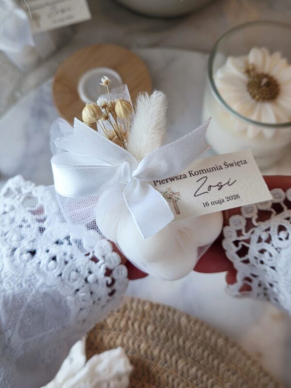 Świeca sojowa Bubble o zapachu Tulip Bloom – podziękowania dla gości w tiulu