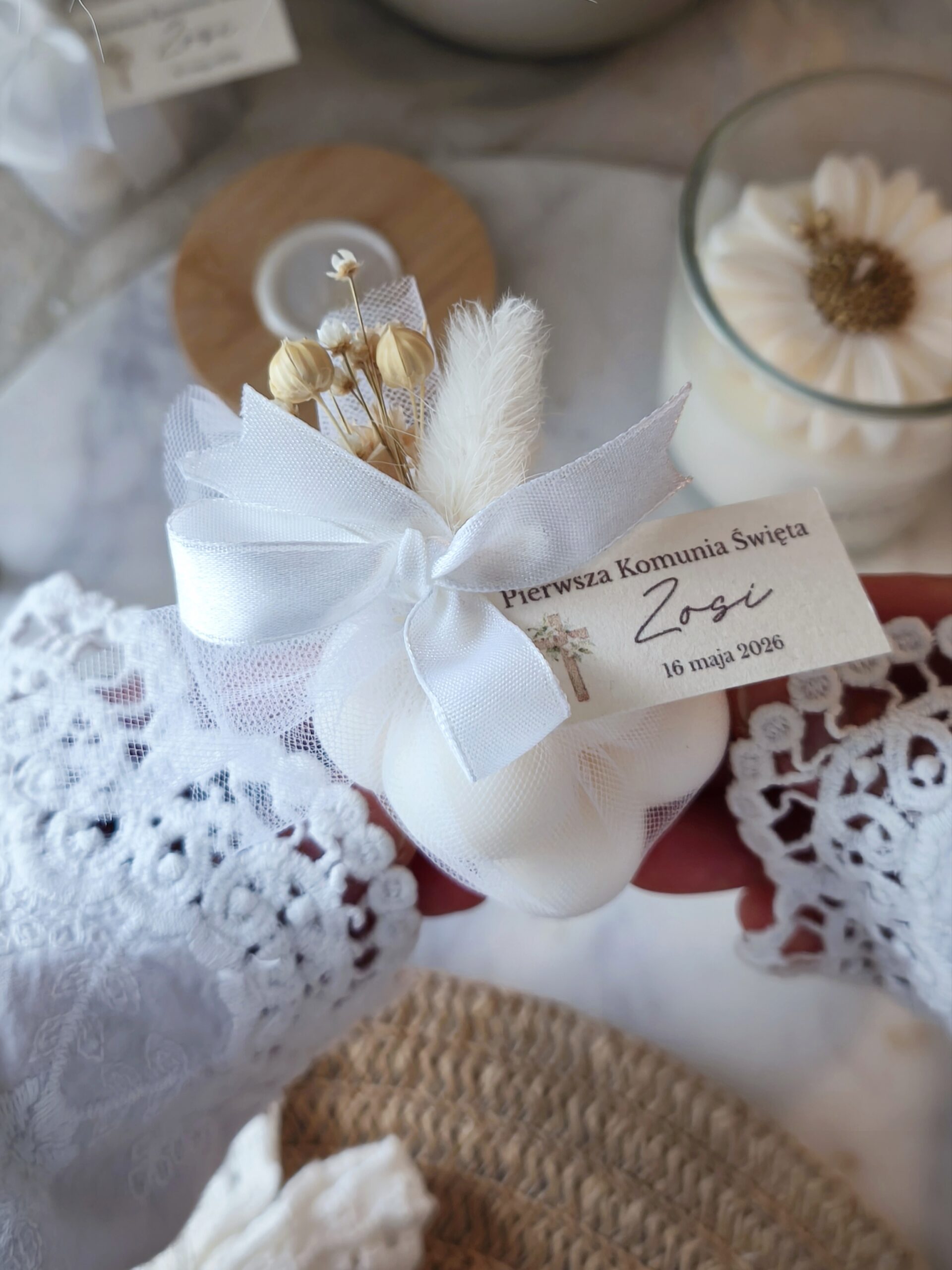 Świeca sojowa Bubble o zapachu Tulip Bloom – podziękowania dla gości w tiulu