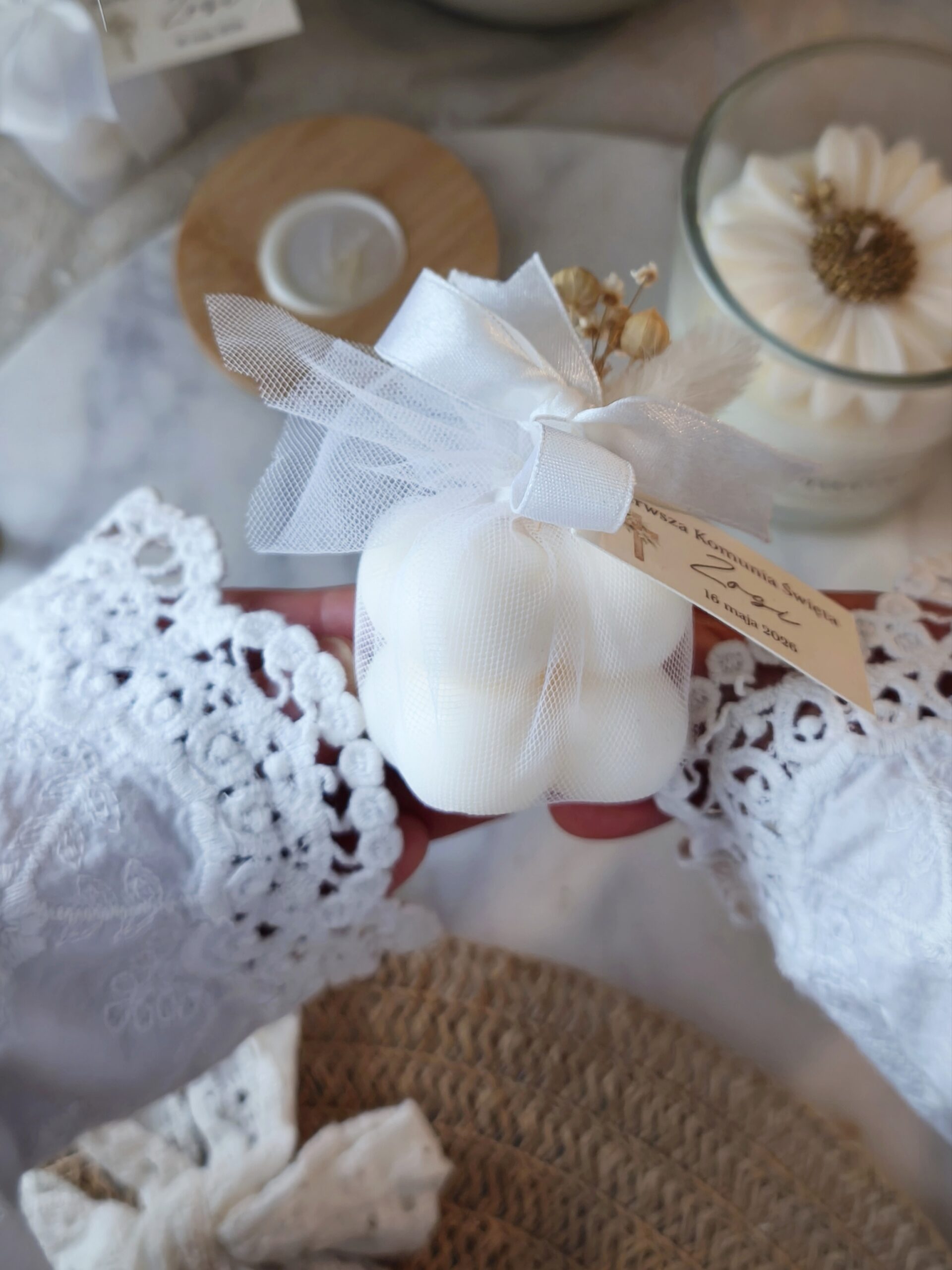 Świeca sojowa Bubble o zapachu Tulip Bloom – podziękowania dla gości w tiulu - obrazek 2